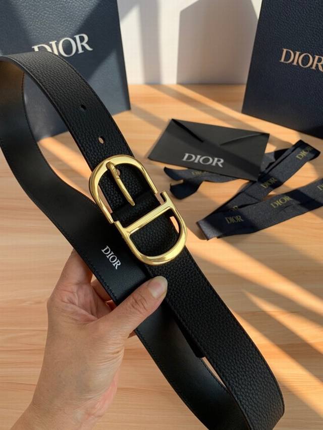 Dior 550 3.5cm 550 Packaging 20 This Montaigne Avenue belt draws inspiration fro