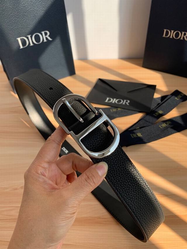 Dior 550 3.5cm 550 (Image Packaging 20) This Montaigne Avenue belt draws inspira