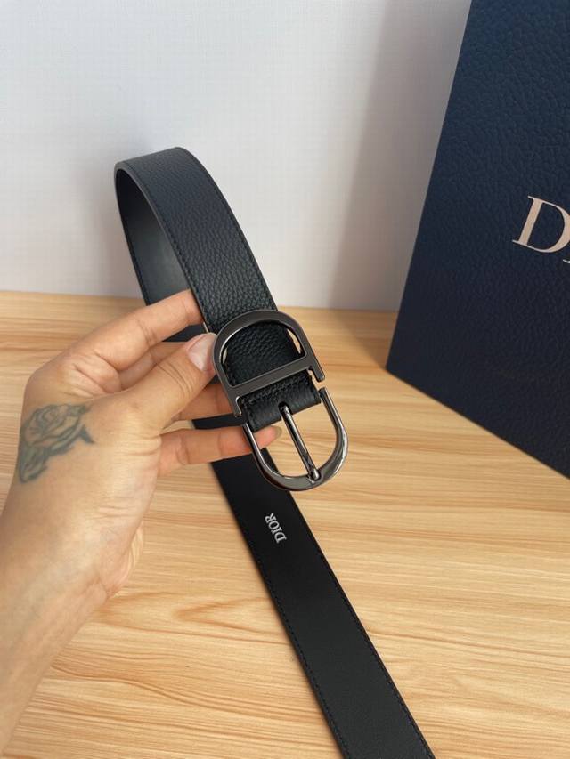 Dior 550 3.5cm 550 Packaging 20 This Montaigne Avenue belt draws inspiration fro