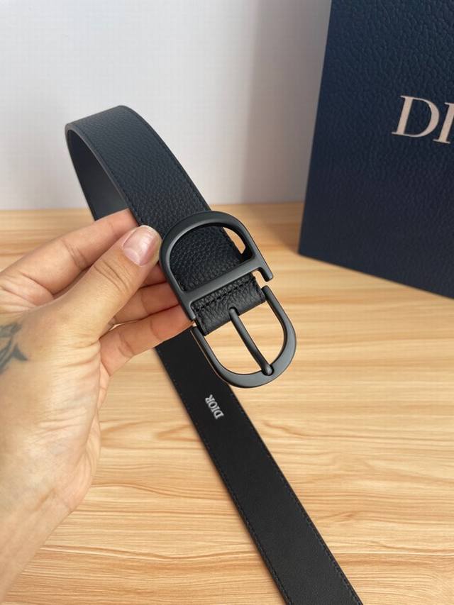 Dior 550 3.5cm 550 This Montaigne Avenue belt draws inspiration from the eponymo