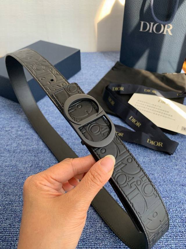 这款 35 毫米双面腰带结合典雅气质与摩登风范。 550 。 配一面采用黑色 Dior Gravity 印花效果皮革，以牛皮革融合压花工艺，演绎经典的 Obli