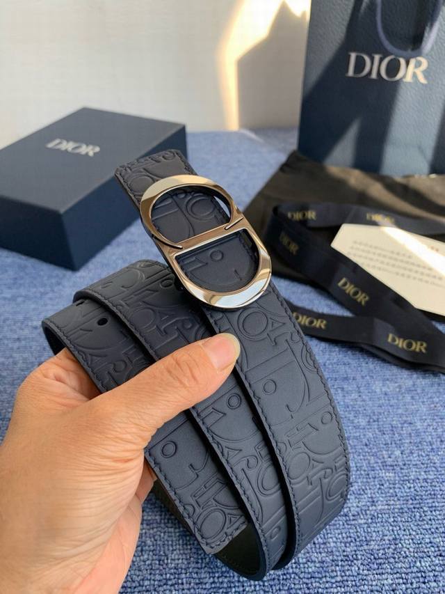 这款 35 毫米双面腰带结合典雅气质与摩登风范。 55095。 配一面采用黑色 Dior Gravity 印花效果皮革，以牛皮革融合压花工艺，演绎经典的 Obl