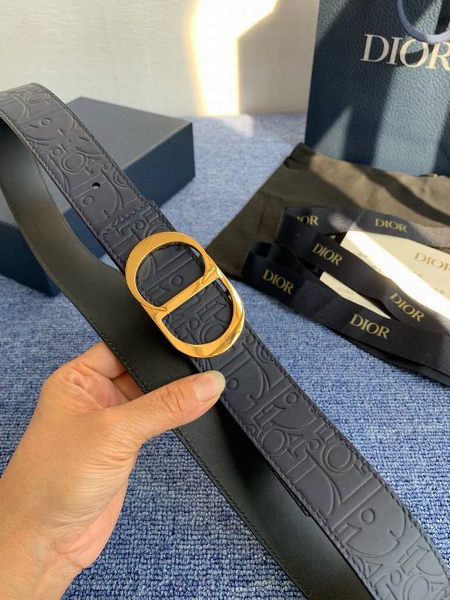 这款 35 毫米双面腰带结合典雅气质与摩登风范。 55095。 配一面采用黑色 Dior Gravity 印花效果皮革，以牛皮革融合压花工艺，演绎经典的 Obl