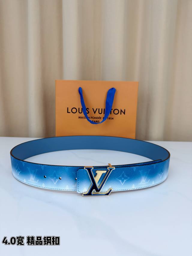 Lv 4.0宽 Initiales Monogram pigment 双面腰带以褪色笔触重绘备受喜爱的经典配饰。金属搭扣与皮革腰带相映成趣，以绚丽色调缓缓诉说印