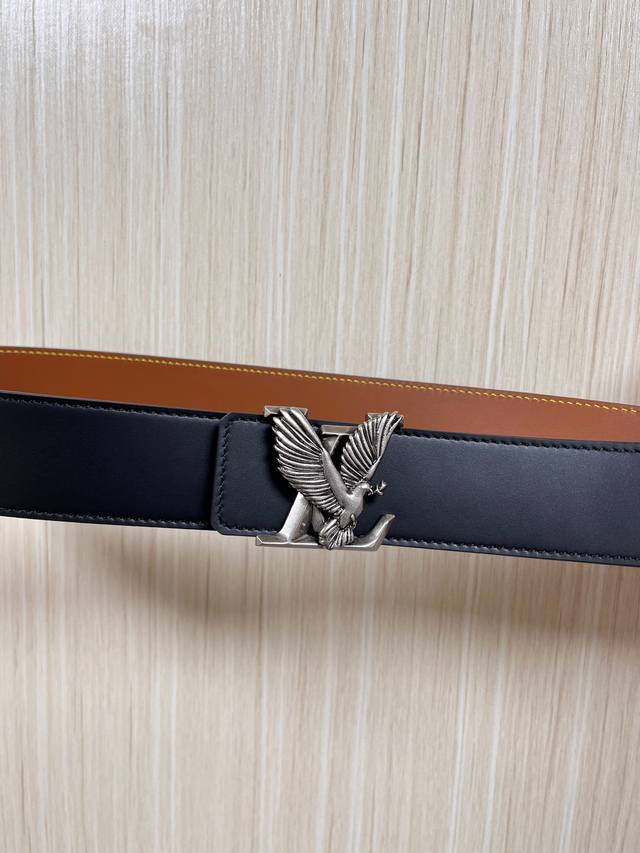 New seasonal style 40mm reversible belt, featuring a double-sided design with on
