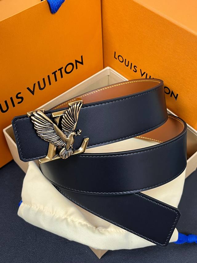 New seasonal style 40mm reversible belt, featuring a double-sided design with on