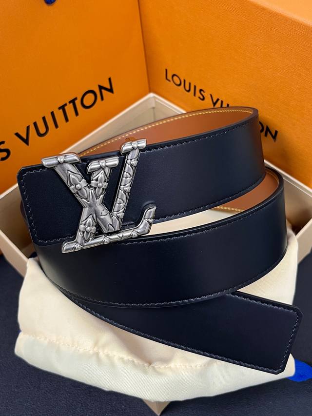 New seasonal style 40mm reversible belt, featuring a double-sided design with on