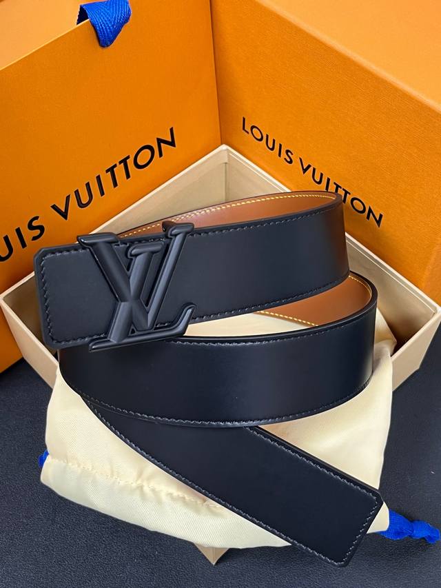 New seasonal style 40mm reversible belt, featuring a double-sided design with on