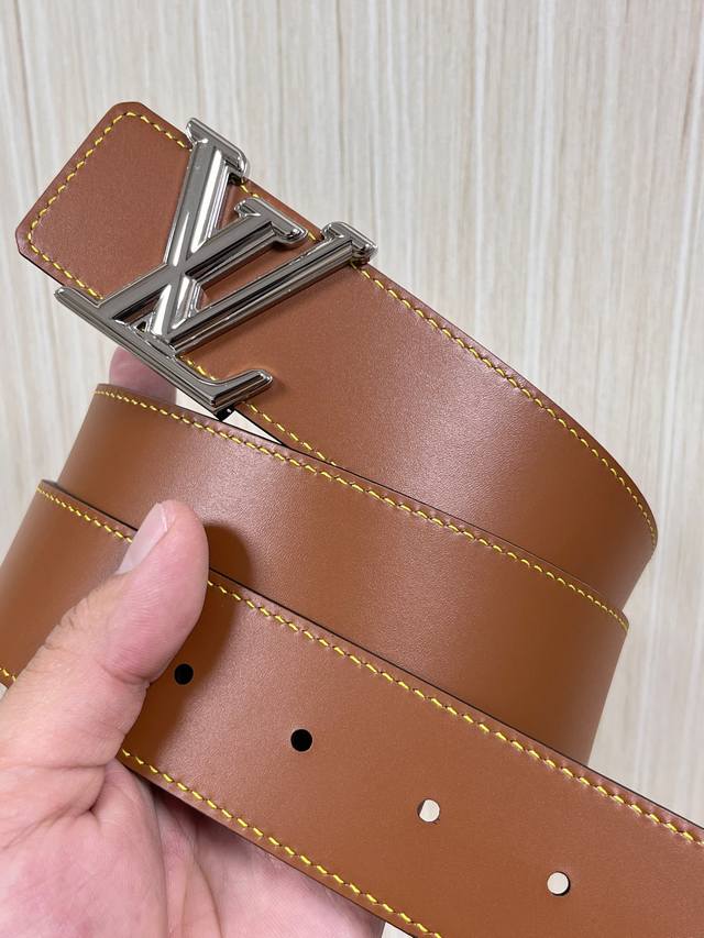 New seasonal style 40mm reversible belt, featuring a double-sided design with on