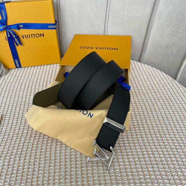 原版包装 L0Uis Vuitt0N 今季新品 驴家男士原單腰帶 寬度35毫米 定制双面进口小牛皮内衬墨绿色和米白色皮底 搭配全新开模扣 经久耐用 百搭款