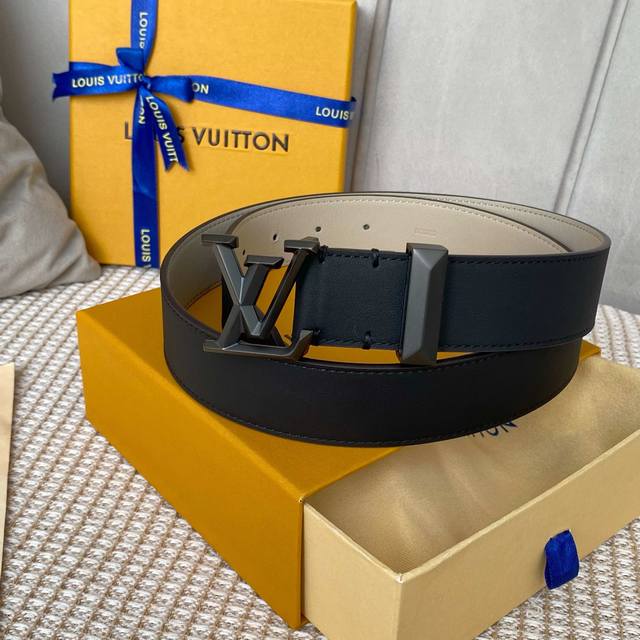 原版包装 L0Uis Vuitt0N 今季新品 驴家男士原單腰帶 寬度35毫米 定制双面进口小牛皮内衬墨绿色和米白色皮底 搭配全新开模扣 经久耐用 百搭款