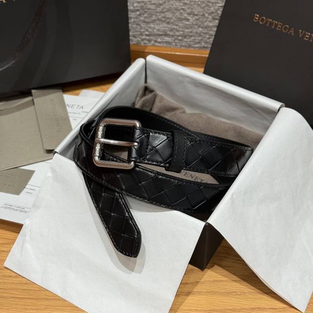 This Bottega Veneta men's belt features a hand-woven design that gives it a prem