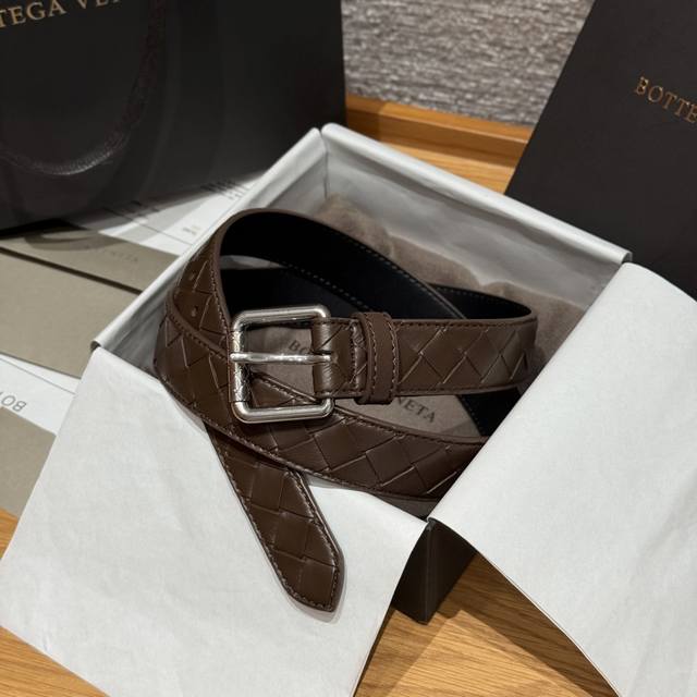 This Bottega Veneta men's belt features a hand-woven design that gives it a prem