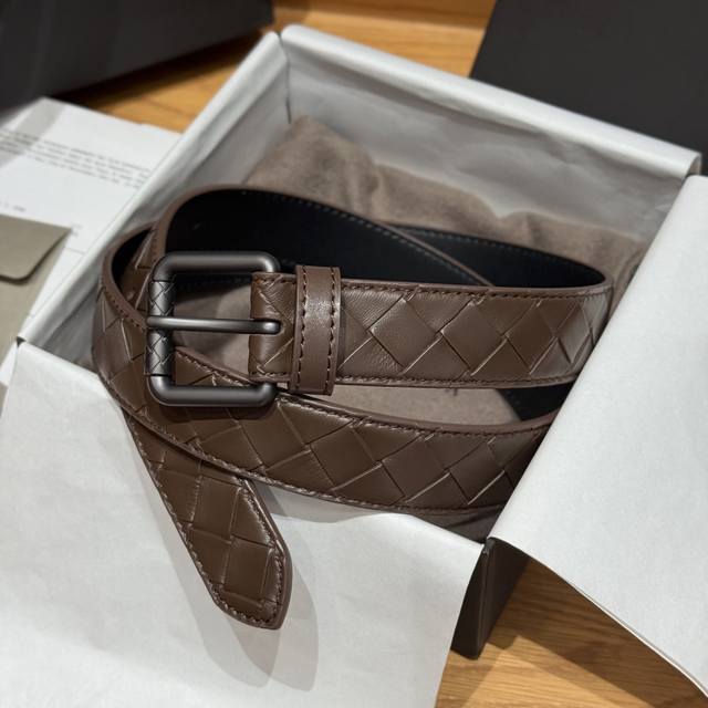 This Bottega Veneta men's belt features a hand-woven design that gives it a prem