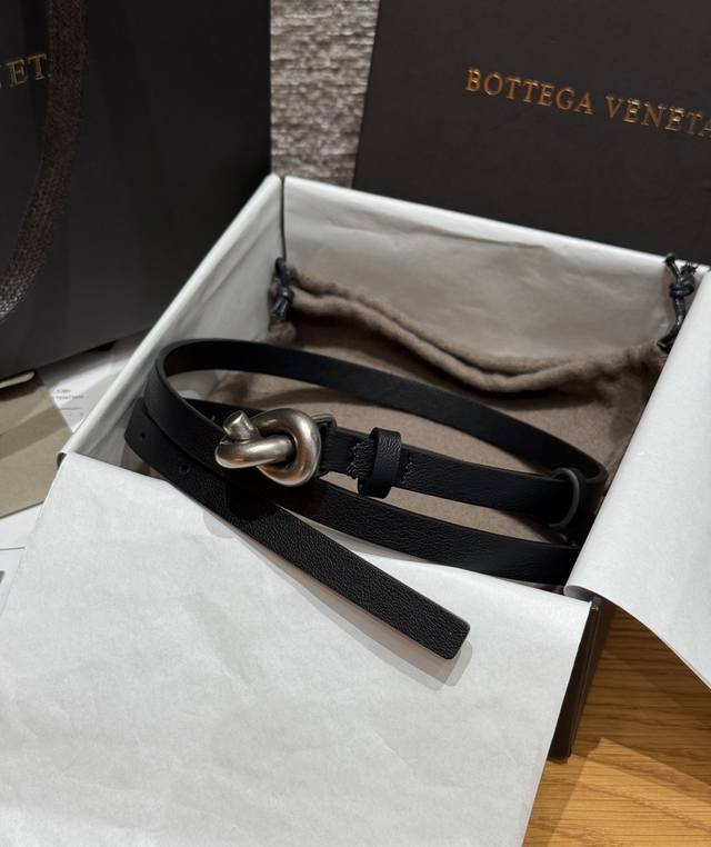 Knot belt, from the Italian luxury brand Knot. Made of cowhide leather with silv