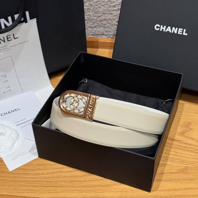 New Chanel reversible belt. This Chanel belt is made of cowhide leather. The cla