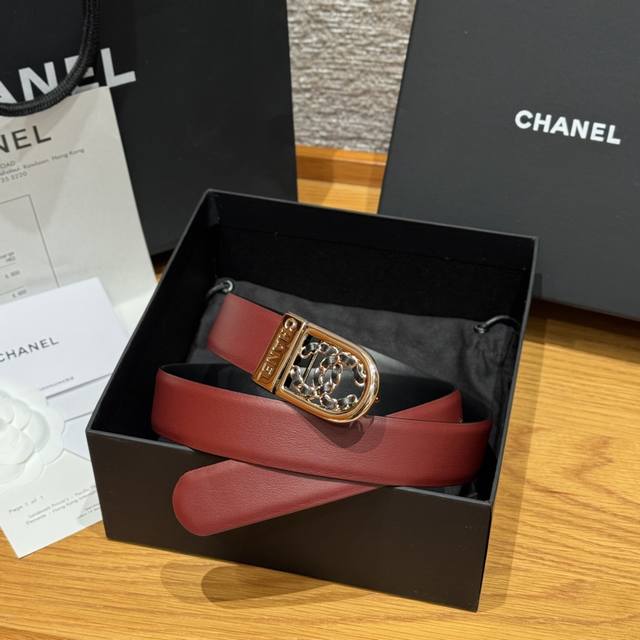 New Chanel reversible belt. This Chanel belt is made of cowhide leather. The cla