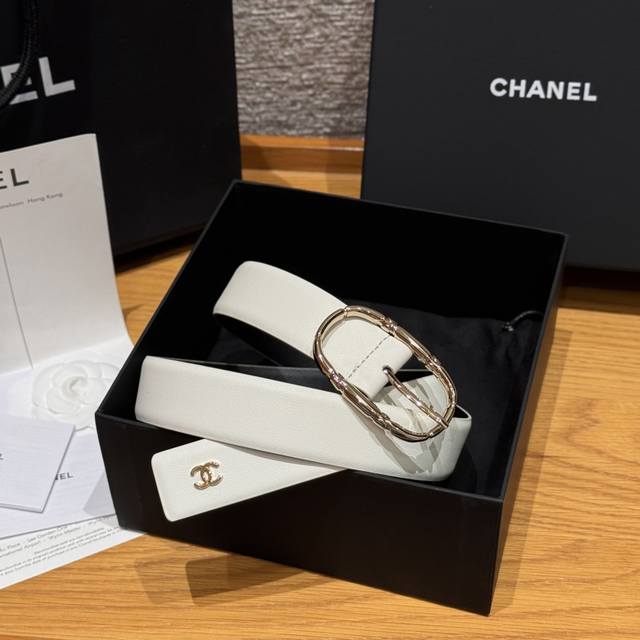 This new Chanel women's belt is made of double-sided calfskin leather with a bra