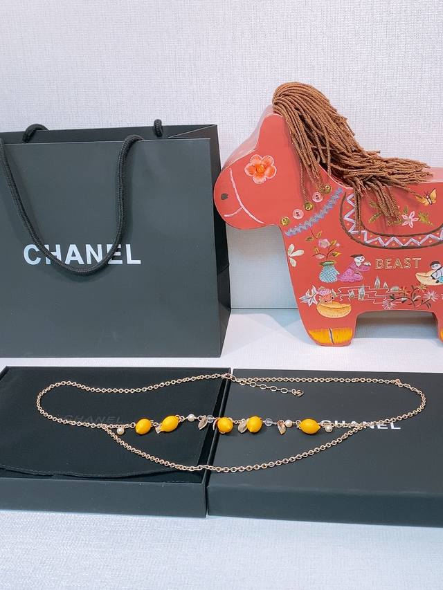 Chanel 金色金属 树脂与人造珍珠 柠檬吊坠 超级夏感 阳光清爽 搭配裤子 裙子别有一番风味 极致精致珍珠链 均码