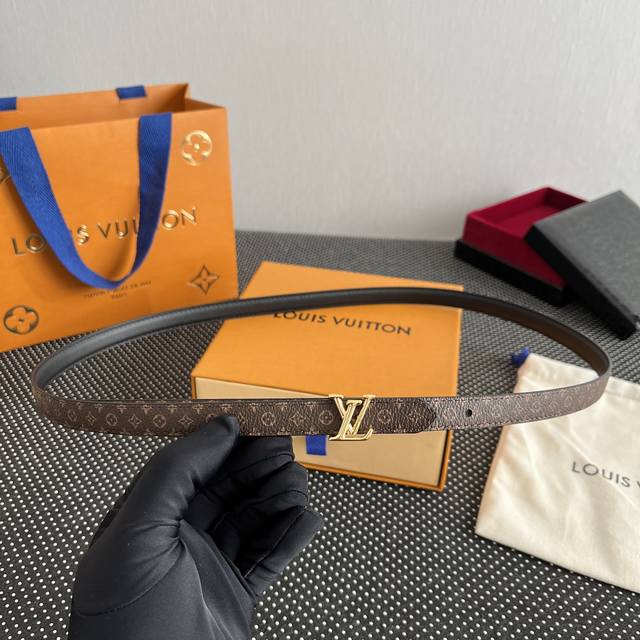 A super stylish L V thin belt, 1.5mm wide, reversible, simple and versatile, eas