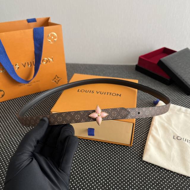 A super stylish L V thin belt, 1.5mm wide, reversible, simple and versatile, eas