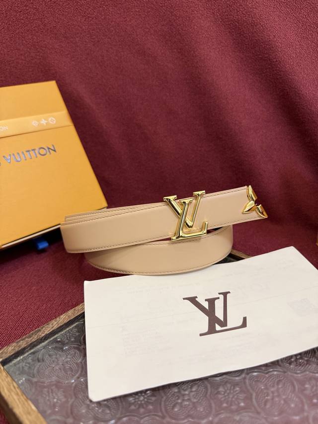 本款 3.0 pretty Lv 双面腰带凝聚路易威登的奇巧匠艺。由 Monogram 花卉取下的部分点缀末端，与 Lv 字母搭扣共同闪烁金属光泽，细腻皮革和