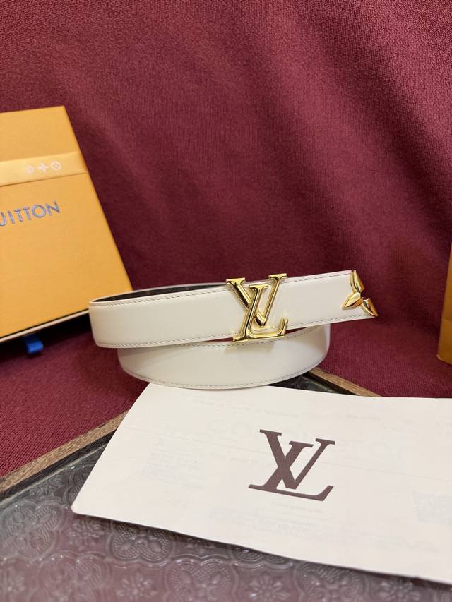 本款 3.0 pretty Lv 双面腰带凝聚路易威登的奇巧匠艺。由 Monogram 花卉取下的部分点缀末端，与 Lv 字母搭扣共同闪烁金属光泽，细腻皮革和