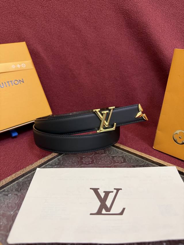 本款 3.0 pretty Lv 双面腰带凝聚路易威登的奇巧匠艺。由 Monogram 花卉取下的部分点缀末端，与 Lv 字母搭扣共同闪烁金属光泽，细腻皮革和