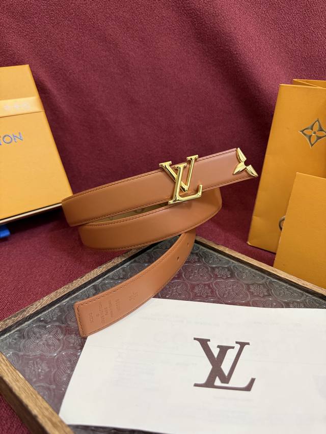 本款 3.0 pretty Lv 双面腰带凝聚路易威登的奇巧匠艺。由 Monogram 花卉取下的部分点缀末端，与 Lv 字母搭扣共同闪烁金属光泽，细腻皮革和