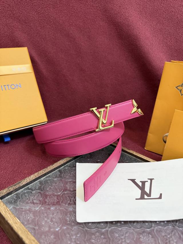 本款 3.0 pretty Lv 双面腰带凝聚路易威登的奇巧匠艺。由 Monogram 花卉取下的部分点缀末端，与 Lv 字母搭扣共同闪烁金属光泽，细腻皮革和