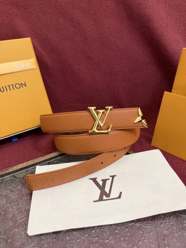 本款 3.0 pretty Lv 双面腰带凝聚路易威登的奇巧匠艺。由 Monogram 花卉取下的部分点缀末端，与 Lv 字母搭扣共同闪烁金属光泽，细腻皮革和