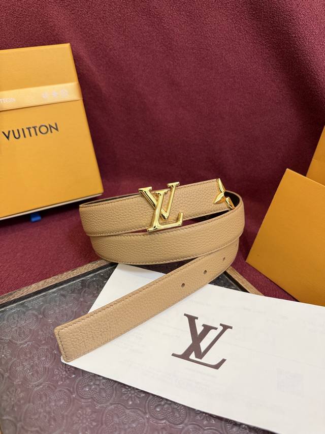 本款 3.0 pretty Lv 双面腰带凝聚路易威登的奇巧匠艺。由 Monogram 花卉取下的部分点缀末端，与 Lv 字母搭扣共同闪烁金属光泽，细腻皮革和