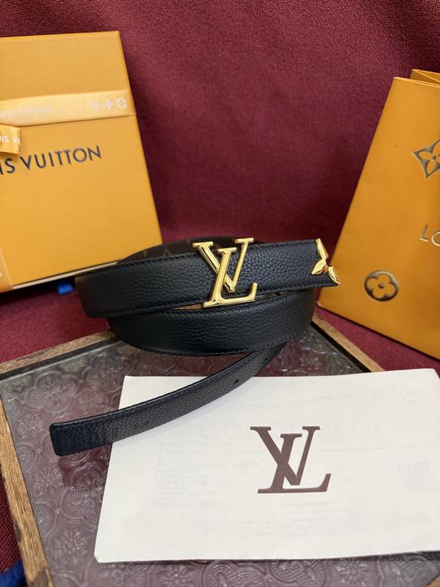 本款 3.0 pretty Lv 双面腰带凝聚路易威登的奇巧匠艺。由 Monogram 花卉取下的部分点缀末端，与 Lv 字母搭扣共同闪烁金属光泽，细腻皮革和