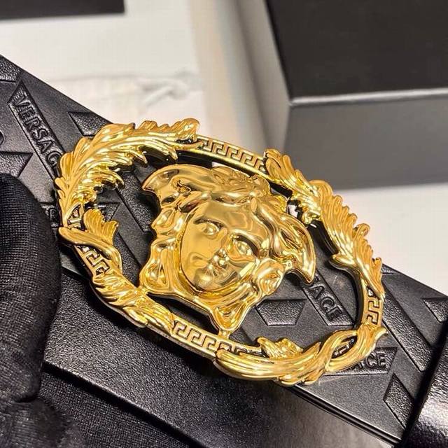 Versace's new cowhide leather belt, adorned with buckle Crest accessories. The b