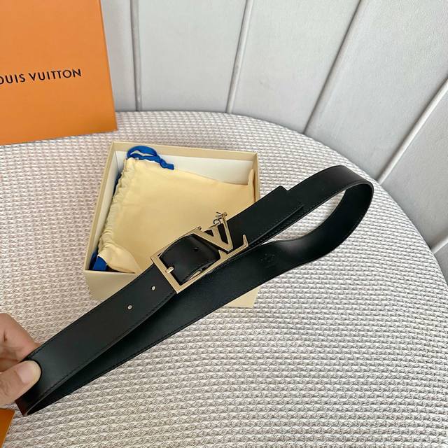 Original packaging L0Uis Vuitt0N New Season Men's Belt, 35mm width, classic doub