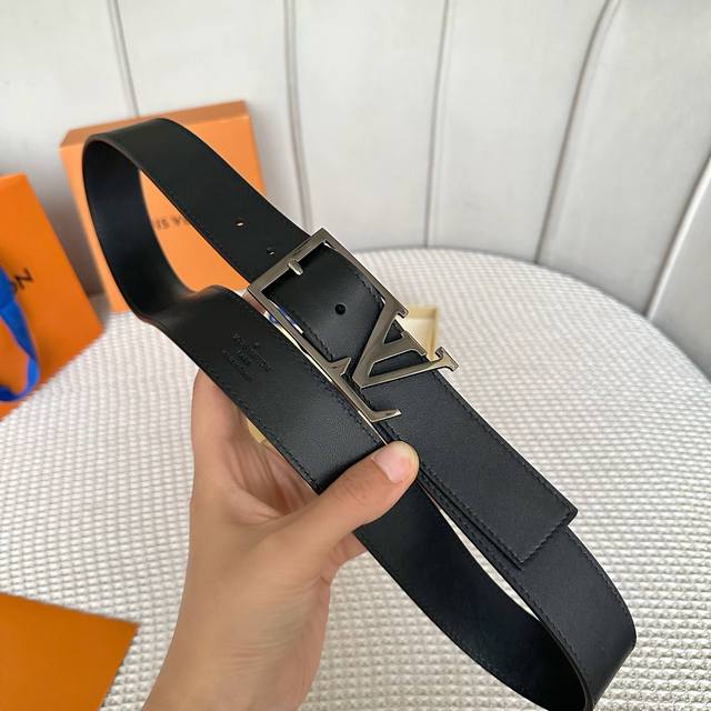 Original packaging L0Uis Vuitt0N New Season Men's Belt, 35mm width, classic doub