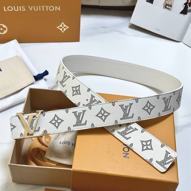 原版包裝 L驢家專櫃最新升級版本 寬度40Mm 原廠小荔面壓刻有花型圖案效果 內襯進口柔軟小牛皮底 搭配新款字母搭扣 百搭易襯！