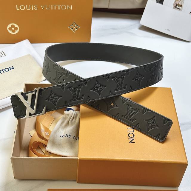 原版包裝 L驢家專櫃最新升級版本 寬度40Mm 原廠小荔面壓刻有花型圖案效果 內襯進口柔軟小牛皮底 搭配新款字母搭扣 百搭易襯！