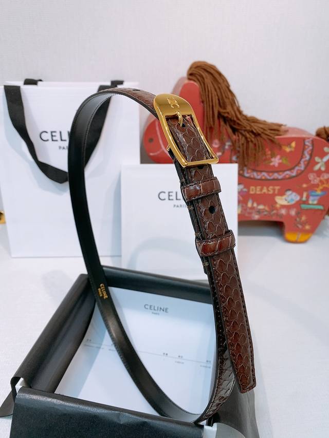 凯旋门女生皮带光滑牛皮革，金色饰面金色件，复古时尚的凯旋门经典logo 五金做的是亮面金扣，厚金电镀，不易掉色，耐磨耐用，任何风格都能驾驭.宽度1.8Cm