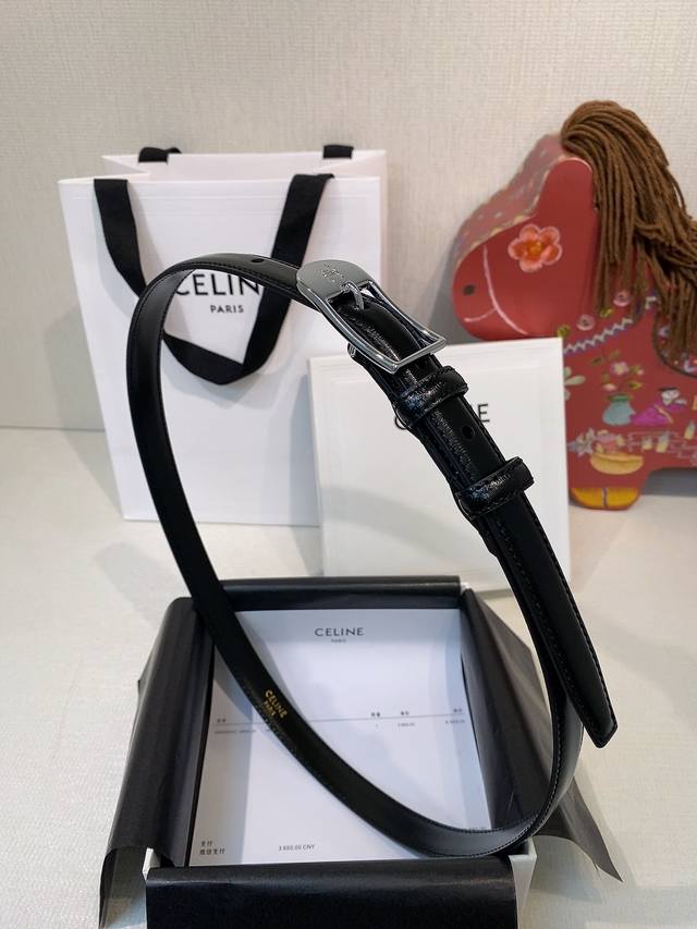 凯旋门女生皮带光滑牛皮革，金色饰面金色件，复古时尚的凯旋门经典logo 五金做的是亮面金扣，厚金电镀，不易掉色，耐磨耐用，任何风格都能驾驭.宽度1.8Cm