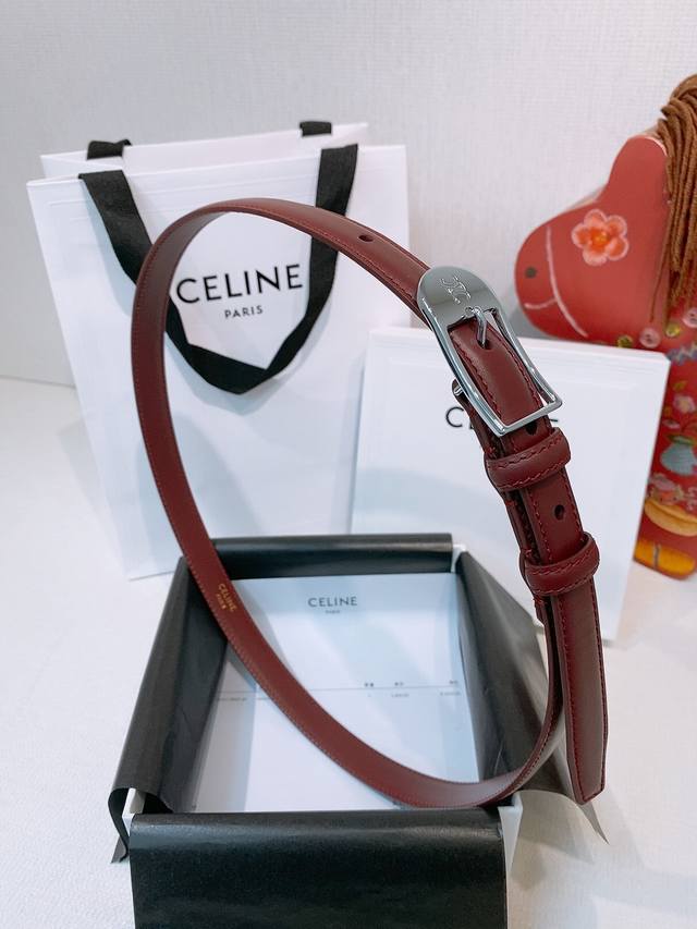 凯旋门女生皮带光滑牛皮革，金色饰面金色件，复古时尚的凯旋门经典logo 五金做的是亮面金扣，厚金电镀，不易掉色，耐磨耐用，任何风格都能驾驭.宽度1.8Cm