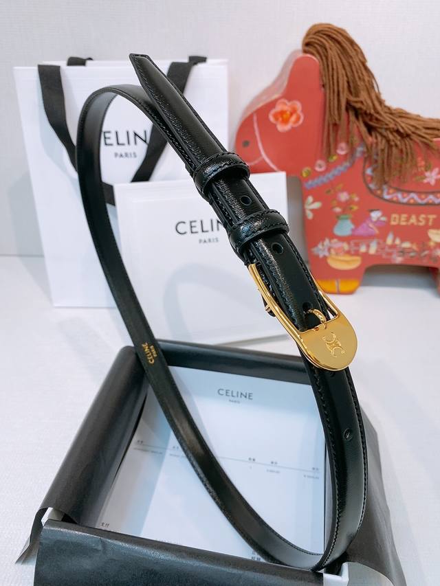 凯旋门女生皮带光滑牛皮革，金色饰面金色件，复古时尚的凯旋门经典logo 五金做的是亮面金扣，厚金电镀，不易掉色，耐磨耐用，任何风格都能驾驭.宽度1.8Cm