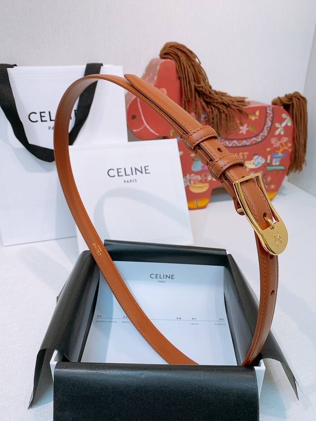 凯旋门女生皮带光滑牛皮革，金色饰面金色件，复古时尚的凯旋门经典logo 五金做的是亮面金扣，厚金电镀，不易掉色，耐磨耐用，任何风格都能驾驭.宽度1.8Cm