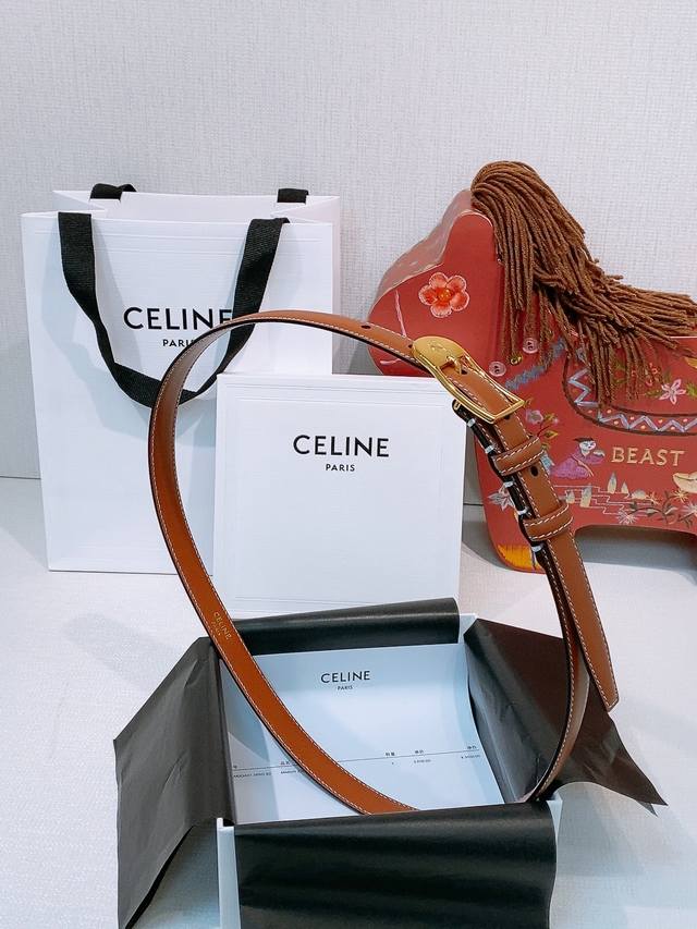 凯旋门女生皮带光滑牛皮革，金色饰面金色件，复古时尚的凯旋门经典logo 五金做的是亮面金扣，厚金电镀，不易掉色，耐磨耐用，任何风格都能驾驭.宽度1.8Cm