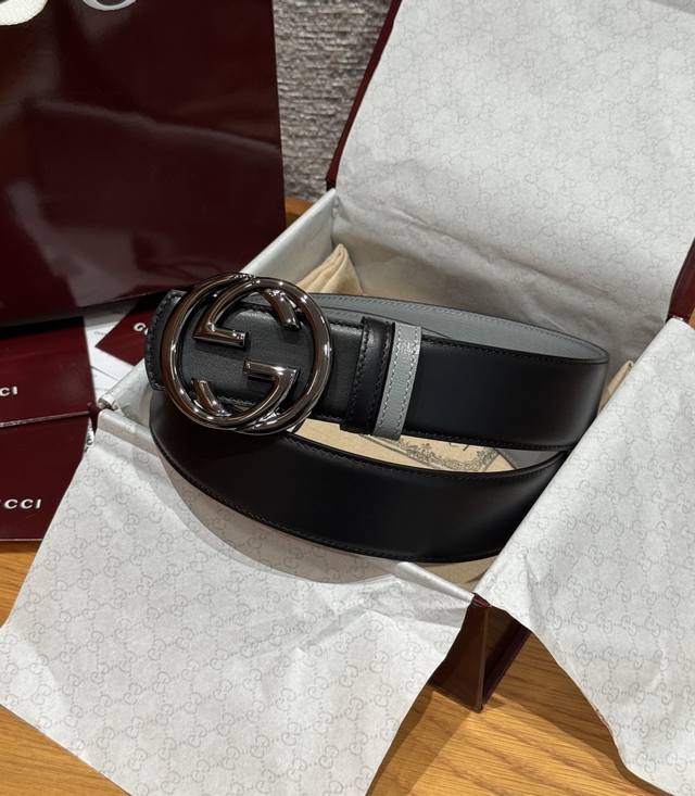 互扣式双g搭扣双面腰带这款男士腰带功能实用，是2026早春系列之一，钌色调腰带扣缀饰互扣双g配件，与珐琅织带细节相得益彰.宽度：4.0Cm