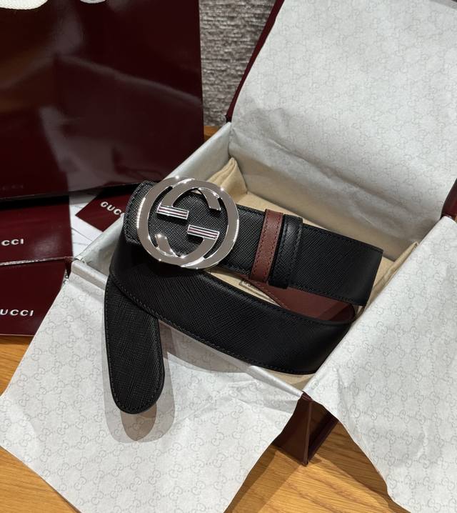 互扣式双g搭扣双面腰带这款男士腰带功能实用，是2026早春系列之一，钌色调腰带扣缀饰互扣双g配件，与珐琅织带细节相得益彰.宽度：4.0Cm