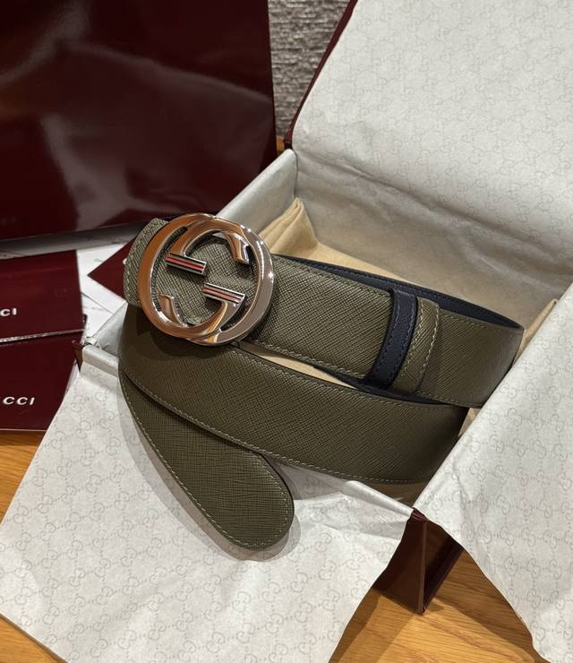 互扣式双g搭扣双面腰带这款男士腰带功能实用，是2026早春系列之一，钌色调腰带扣缀饰互扣双g配件，与珐琅织带细节相得益彰.宽度：4.0Cm