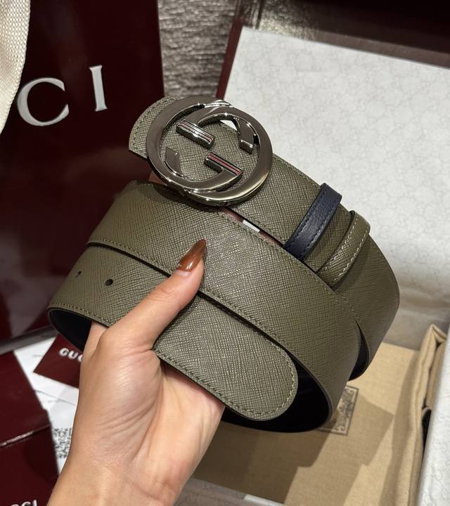 互扣式双g搭扣双面腰带这款男士腰带功能实用，是2026早春系列之一，钌色调腰带扣缀饰互扣双g配件，与珐琅织带细节相得益彰.宽度：4.0Cm