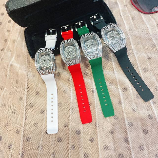 Richard Mille 理查德米勒女神之款 Cnc镶嵌施华洛世奇奥地利原装水晶 光彩跃于腕间 整块表镶嵌奥地利水晶 把首饰和美带进一个璨璀迷人的世界 精致的