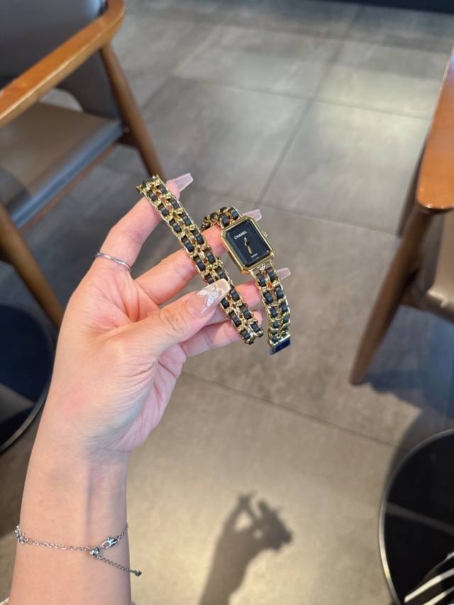 方糖双圈premtére Iconic Chain双重环绕式腕表，以premiêre腕表玩味香奈儿的风格标志：八角形表壳饰以斜面切割玻璃，灵感源自香奈儿5号香水
